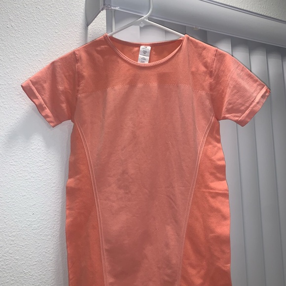 Small Fabletics Feather Tech Short-Sleeve Top - Picture 1 of 4